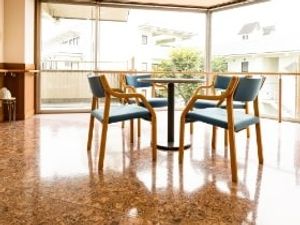 明るい共用ラウンジ  