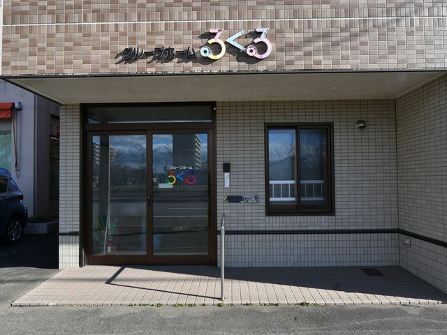 シンプルな外観 外観 建物の入り口はフラットなデザインで、車椅子の方も安心してご利用いただけます。