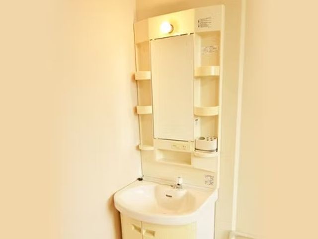 洗面台 洗面台 やわらかな照明で明るく、鏡まわりに収納棚が付いた洗面スペースです。身支度や手洗いがしやすそうな、すっきりしたつくりです。