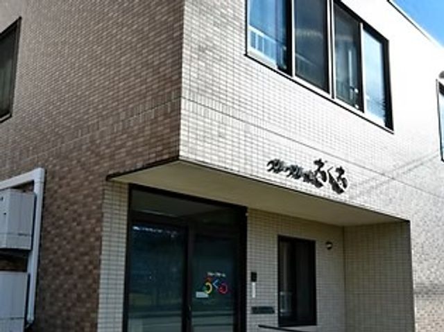 施設外観の建物正面  
