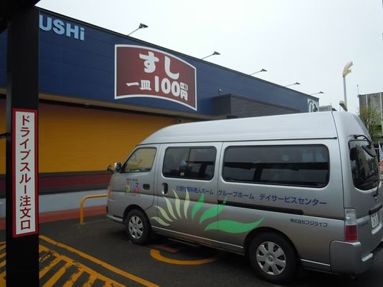 送迎車と店舗外観  