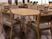 サムネイル 木のテーブルや椅子がたくさん並べられている部屋。フローリングの色はブラウンで、家具類とよくマッチしている。