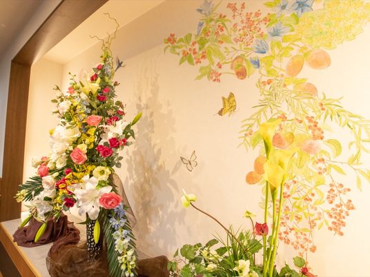 壁画と花飾りの廊下