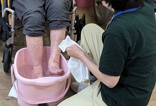 お世話の様子を伝える光景