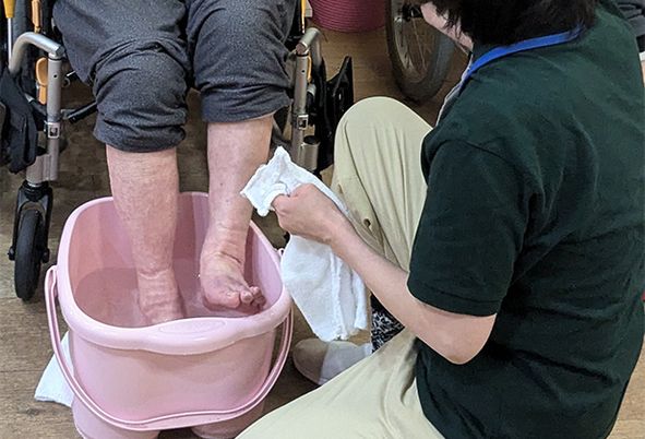 お世話の様子を伝える光景