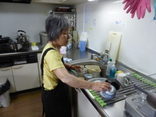 キッチンで洗い物をする人