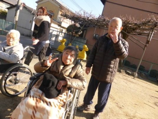 中庭での人々の様子