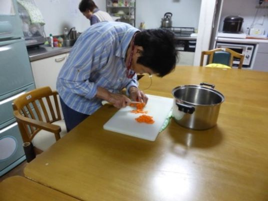 調理をする人の様子