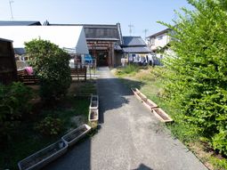 中庭の穏やかな一日