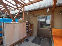 屋根付きの明るいエントランス