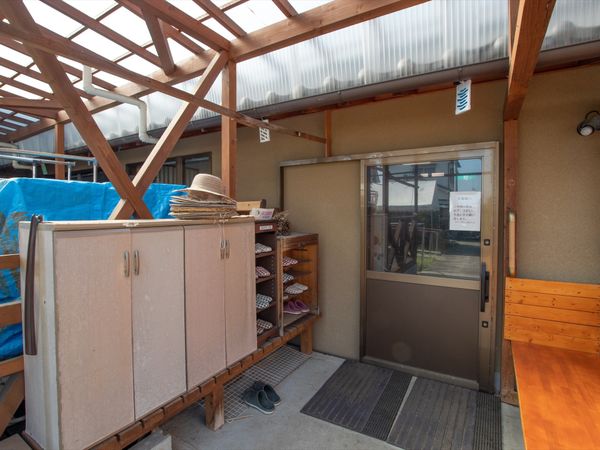 屋根付きの明るいエントランス
