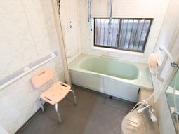 バリアフリーの浴室設備