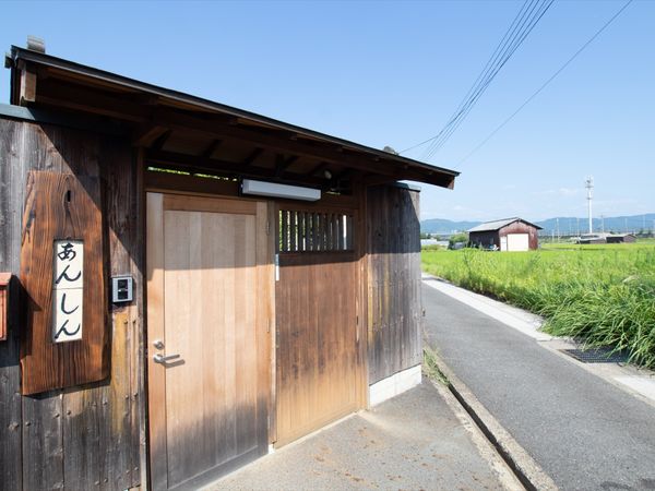 素朴な外観の入口
