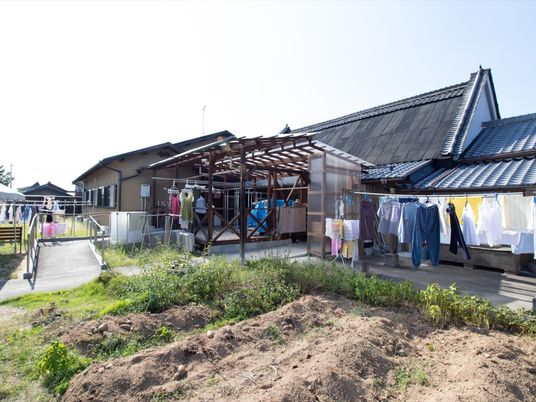洗濯物が干された中庭
