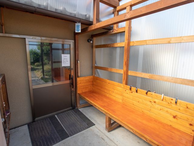 エントランスのベンチ エントランス ゆったりとした長い木製のベンチが設置されたエントランス。待ち合わせや一息つくスペースとしてもご利用いただけます。