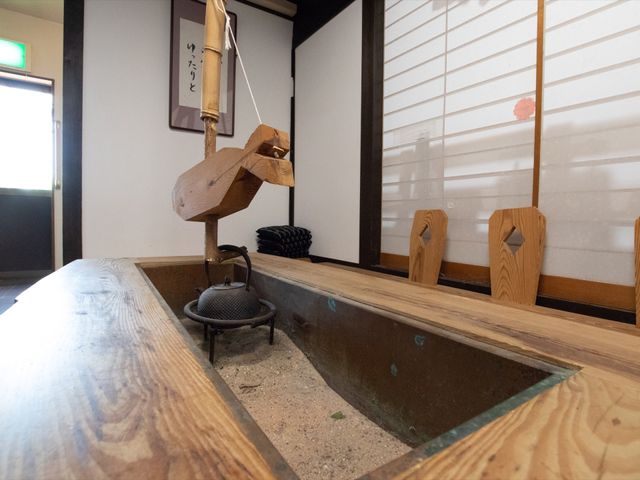 和室のいろり風景 囲炉裏 ぬくもりを感じる和室の一角には、いろりを囲んで季節の変わり目も心地よく過ごせるようになっております。静かな時間をお過ごしいただける空間です。