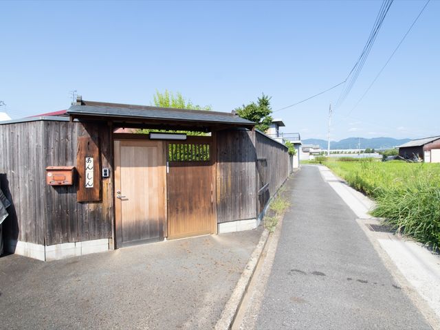 田舎の木造玄関 外観 自然に囲まれた木造のエントランスは、落ち着いた雰囲気を感じさせます。静けさの中で、新たな職場としての日々をイメージしてみてください。