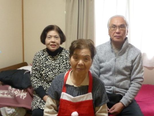 明るい居室の三人