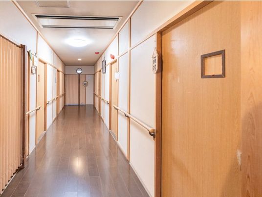 手すり付きの廊下  