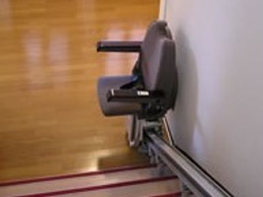 階段昇降機設置の廊下