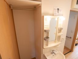 居室内の洗面台とクローゼット