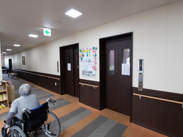 廊下と車椅子の人