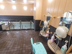 バリアフリー設計の浴室