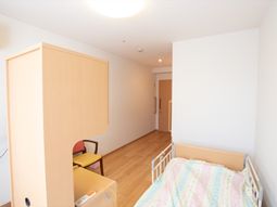 明るい居室内の様子