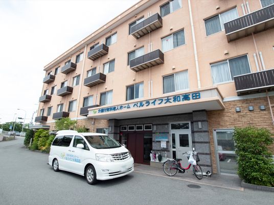 多階建てビルの外観