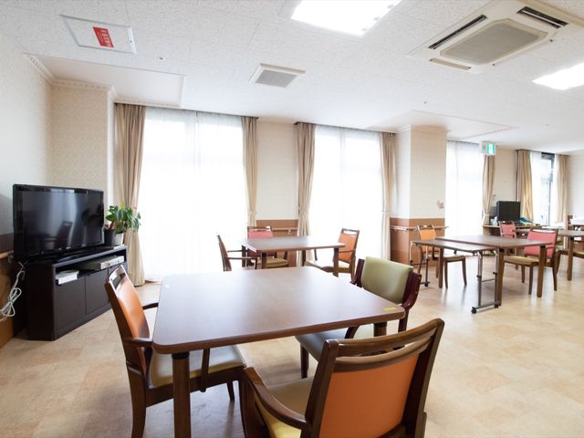 食堂のテーブルとイス 食堂 広々とした落ち着いた雰囲気の食堂です。明るさと清潔感にあふれ、居心地の良い仕事環境が整っています。