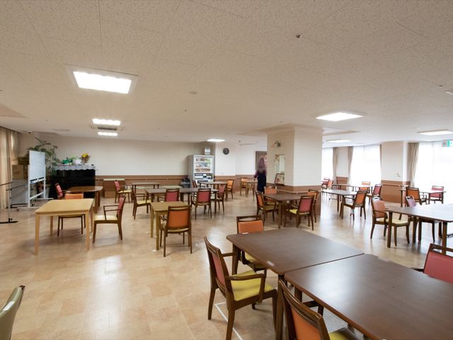 広々とした清潔な食堂 食堂 ゆったりとした食堂です。テーブルと椅子が整然と配置されており、窓からは自然光が差し込んでいます。
