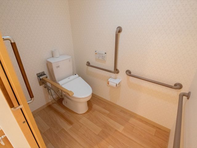 バリアフリー設計トイレ トイレ 安全に配慮した手すり付きの清潔なトイレ。安心してご利用いただける環境を整えています。