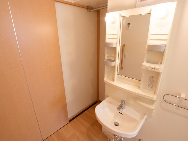 洗面台付き居室の一角 洗面台 機能的な洗面台は清潔感があり、ご自宅のような快適さを提供しています。毎日の身支度もゆったりと行える空間です。