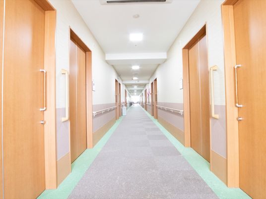 明るく清潔な廊下