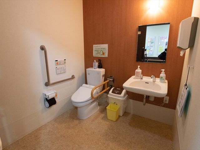 バリアフリー対応のトイレ トイレ 手すりが設置された清潔感のあるトイレです。日常生活のサポートに役立つ設備が整っています。