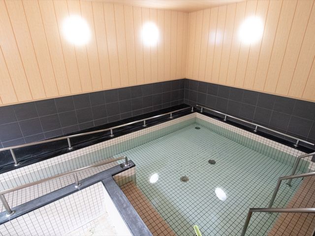 明るい浴室の全景 浴室 清潔感のあふれる浴室で、安全に配慮された設計が特徴です。周囲に手すりがあり、安心してご利用いただけます。