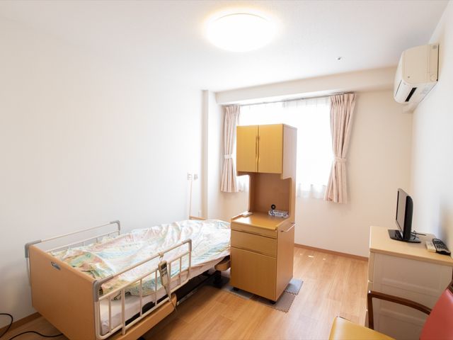 快適な居室の一例 居室 個室には必要な家具が整い、窓からは柔らかな自然光が差し込みます。こちらで快適にお過ごしいただける環境を提供いたします。