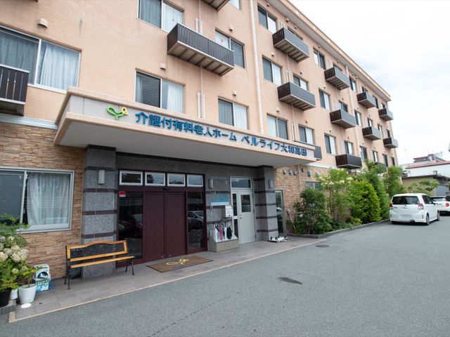 施設の外観と入口 外観 明るく広々としたエントランスが迎えてくれる場所で、訪れる方々を温かく出迎えます。アクセスしやすく、快適な始まりを提供しています。