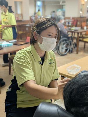 笑顔のスタッフと利用者の様子