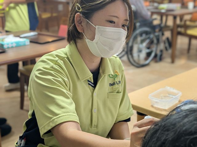 笑顔のスタッフと利用者の様子 スタッフイメージ 和やかな雰囲気の中、スタッフが利用者に寄り添いながらお手伝いをしています。人との温かいコミュニケーションが魅力です。