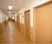 サムネイル 白と木目を基調とした廊下スペースは、ぬくもり感漂う空間である。すべての壁に手すりを完備し、安全性にも配慮した造りである。