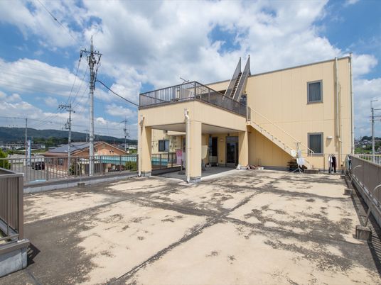 施設には屋上があり、転落防止のフェンスが設置されている。のどかな街並みを眺めることができ、入居者様は外に出て気分転換ができる。