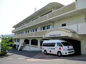 施設の外観と送迎車です  