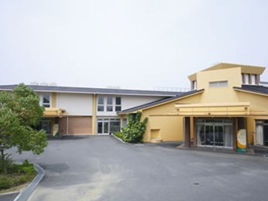 明るい外観の建物入口  