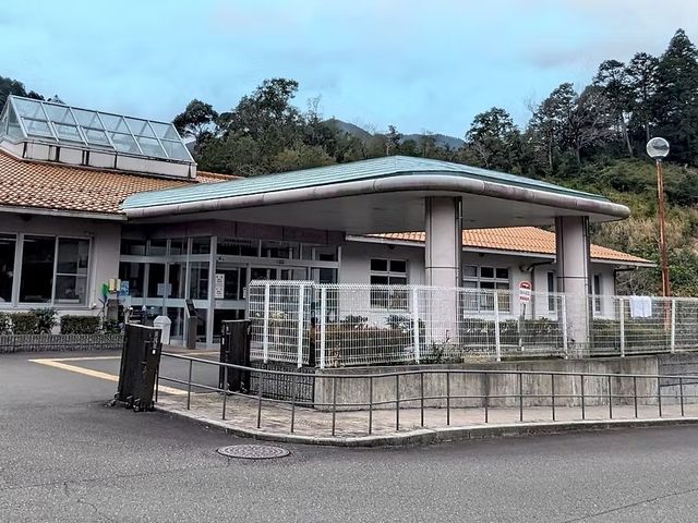施設の外観 外観   広い屋根のある出入口が目を引く外観です。周囲には緑が多く、落ち着いた環境が伝わります。