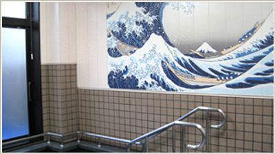 明るい壁画の浴室