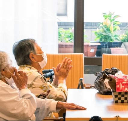 談笑する人々の様子