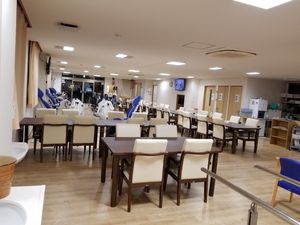 広い食堂の室内  