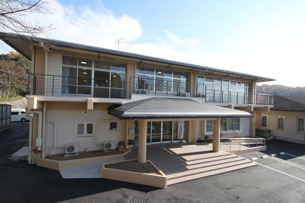 広々とした建物の外観