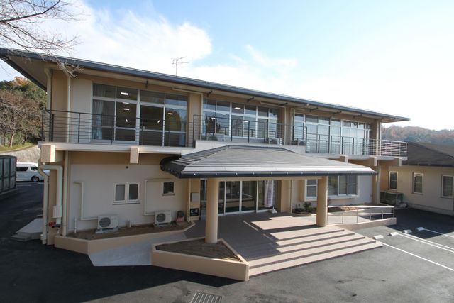 広々とした建物の外観 外観 広々とした外観や大きな窓が特徴の建物です。採光がよく、明るい環境で働くことができます。